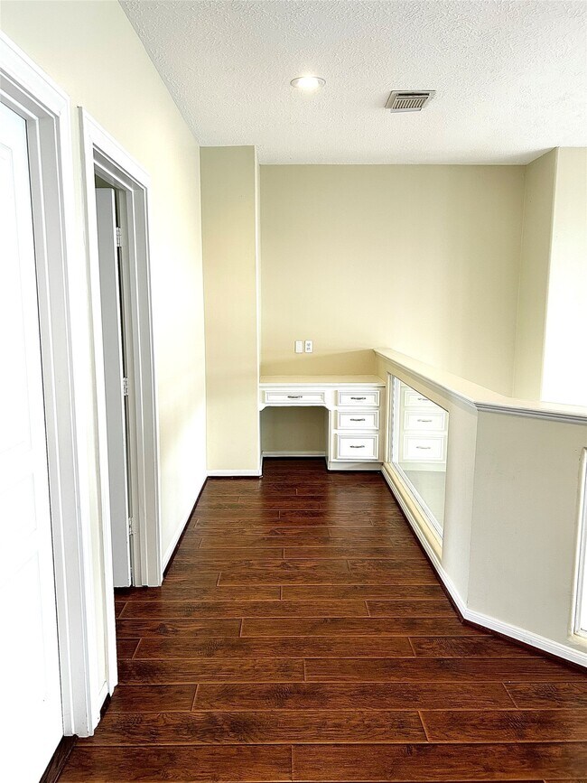 Building Photo - 807 Kipp Ave