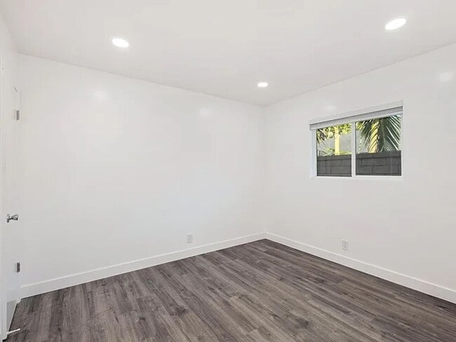 Building Photo - Eastside Costa Mesa Upgraded 2 bed, 1 bath