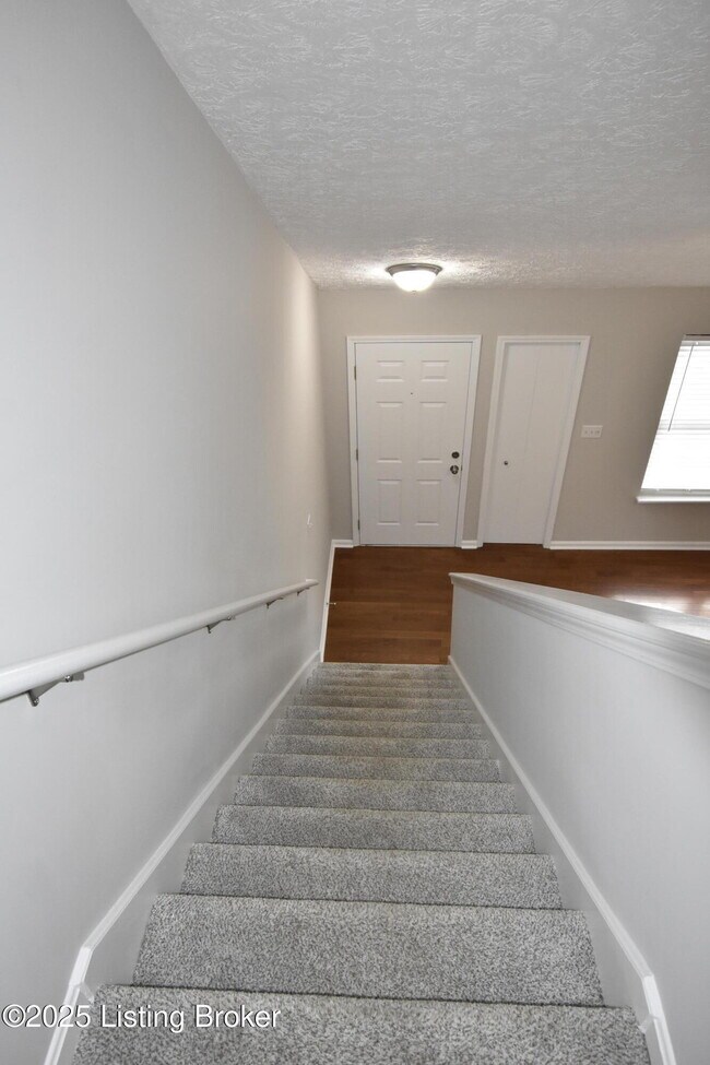 Building Photo - 4313 Hickoryview Dr