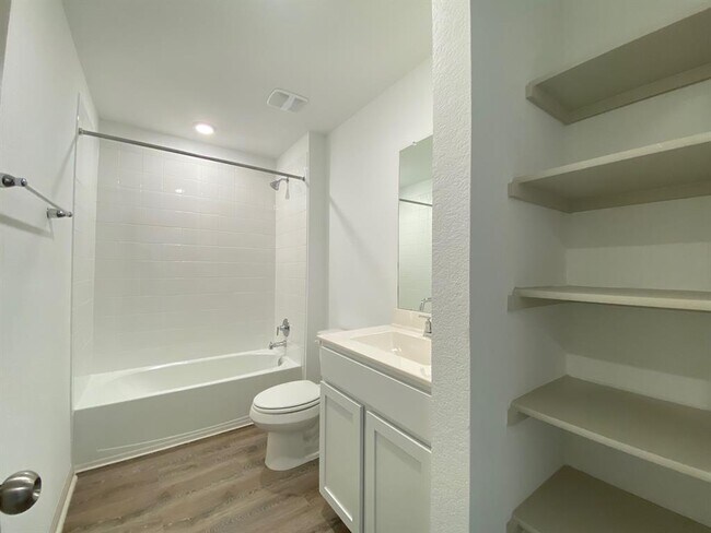 Building Photo - 131 Ft Clark Spgs Dr