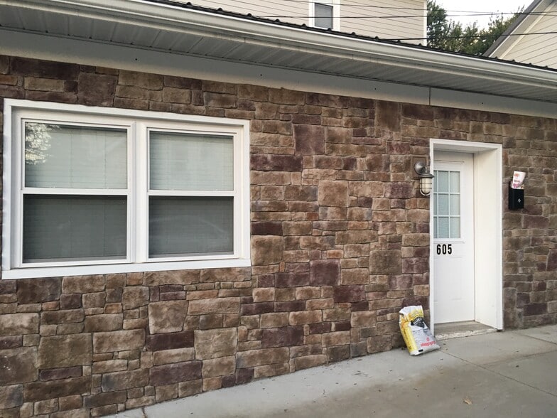 Private Entrance - 605 W Virginia Ave