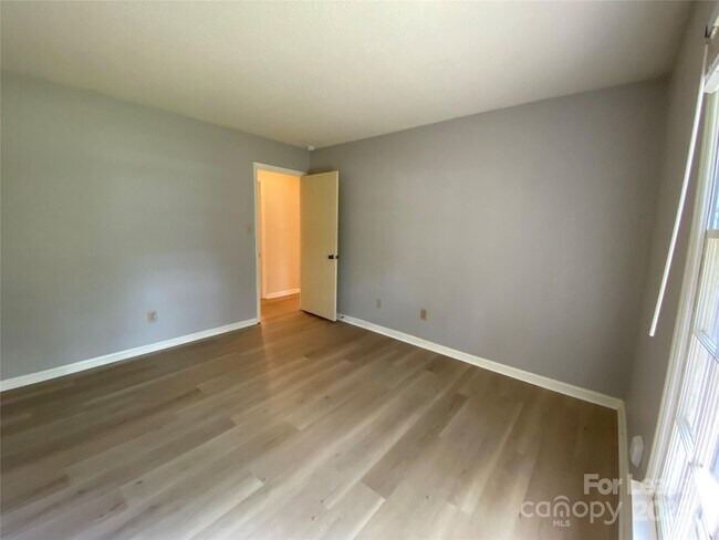 Building Photo - 1025 Thornsby Ln