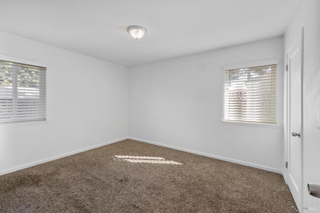 Building Photo - 372 Acacia St