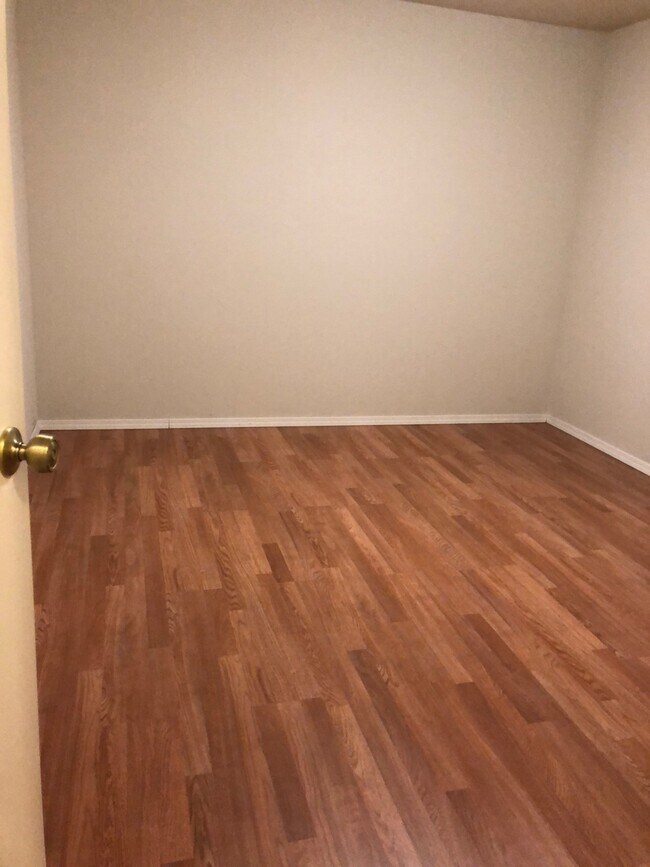 Building Photo - 850 Apricot Ave