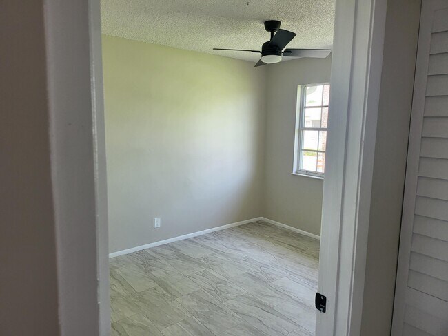 Building Photo - 1562 SE Royal Green Cir