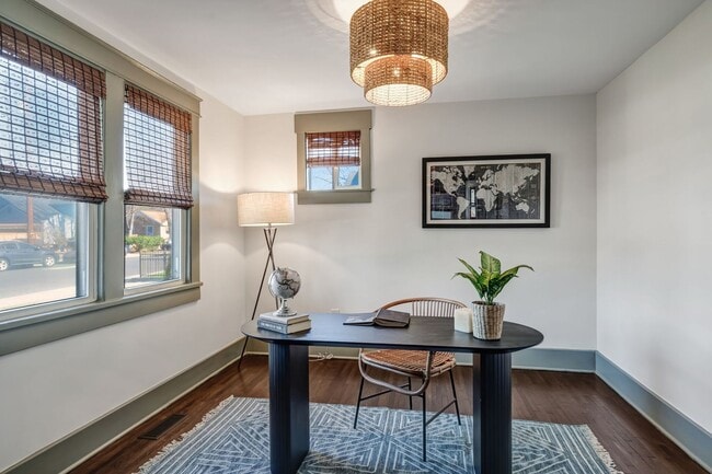 Building Photo - Charming Bungalow with 1 Bedroom Plus Office, Fenced Yard and Pet Friendly in East Nashville