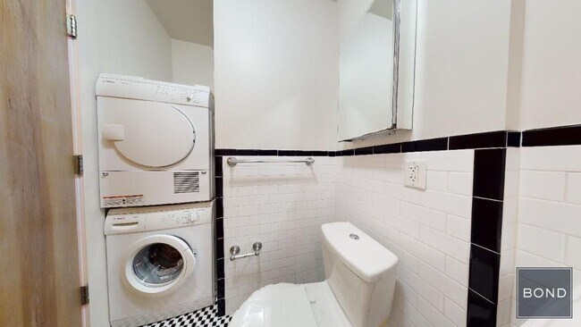 Building Photo - 129 E 97th St