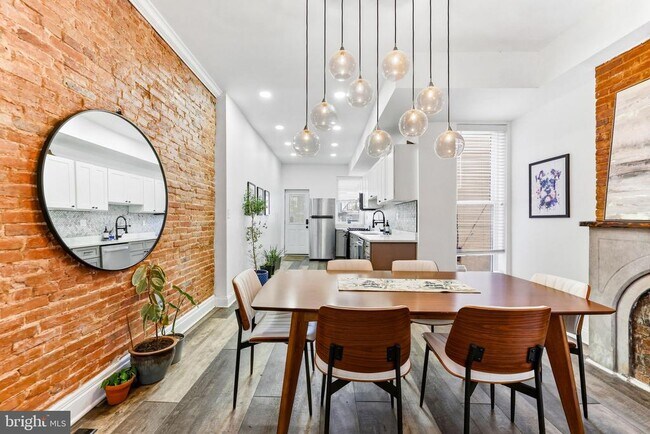 Building Photo - 737 Dolphin St