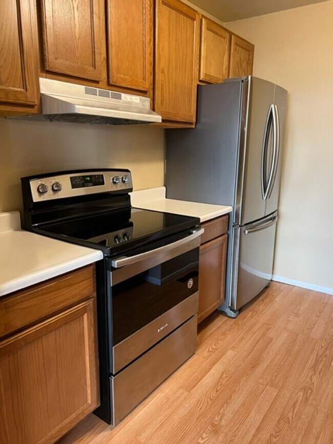 Building Photo - Two bedroom Condo on Westside!! 1 MONTH FREE