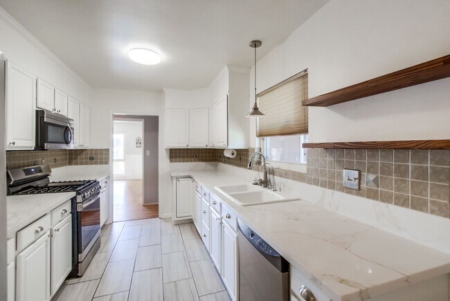 Building Photo - Wonderful SINGLE FAMILY Home with ADU over...