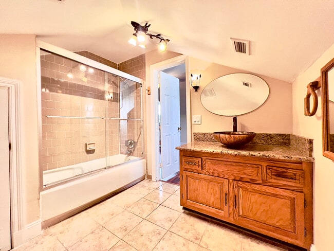 Building Photo - 849 Lasalle St