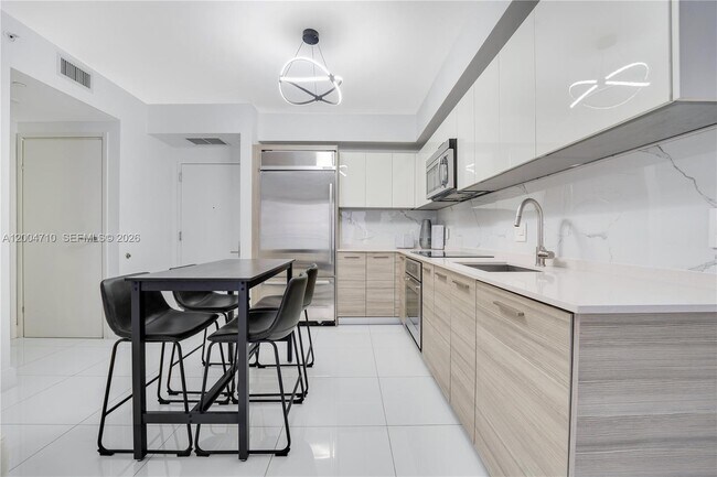 Building Photo - 1300 Brickell Bay Dr