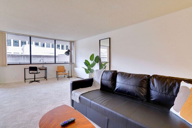 Building Photo - 320 23rd St S