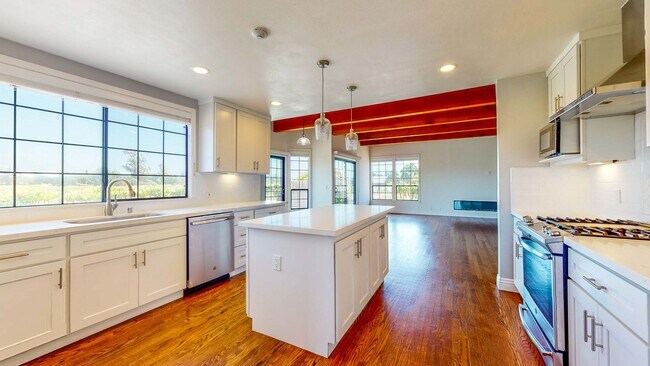 Building Photo - Beautiful 4 bedroom 3.5 bath Home with 2 c...