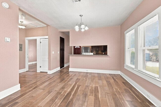 Building Photo - 506 E Whittier St