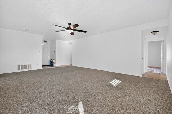 Building Photo - For Rent: Beautiful 5-Bedroom Home in Kill...