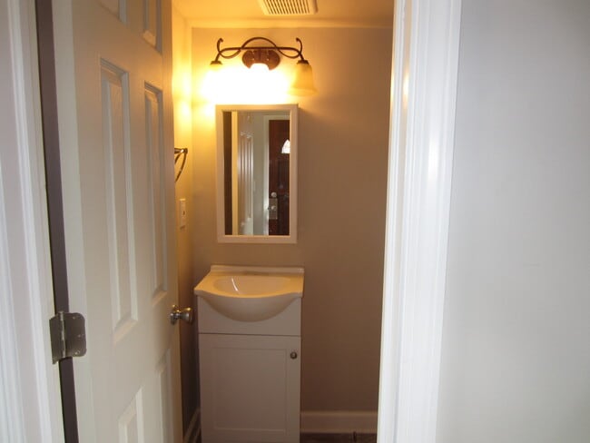 Building Photo - Updated 2 Bedroom 1.5 Bath in Pleasant Ridge