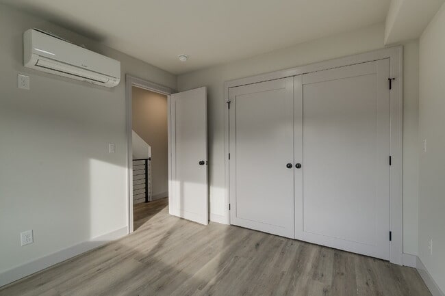 Building Photo - Modern, Spacious 2020 Townhome in West Seattle!