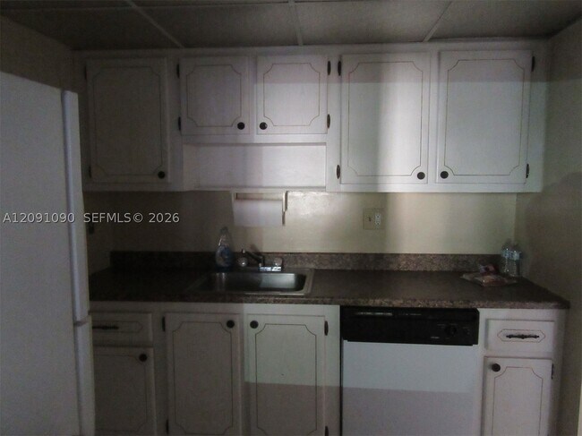 Building Photo - 14221 N Kendall Dr