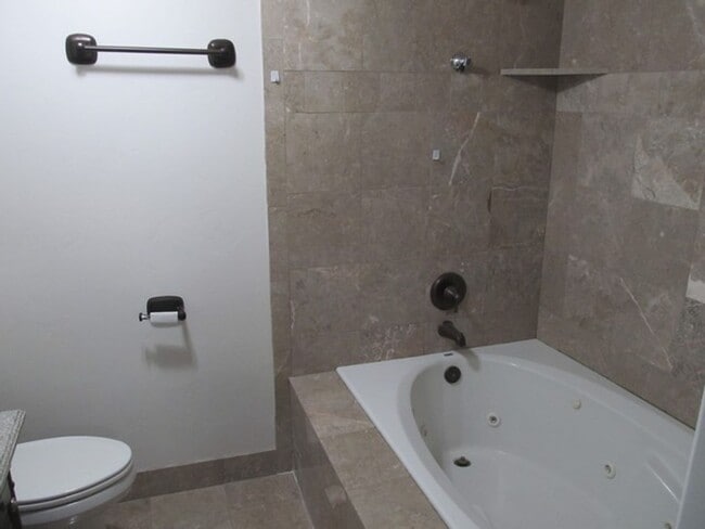 Building Photo - Great Holladay Townhome