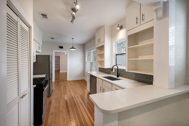 Building Photo - Modern Duplex in Monte Vista!