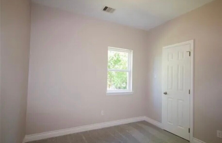 Building Photo - 210 Garrotsville St