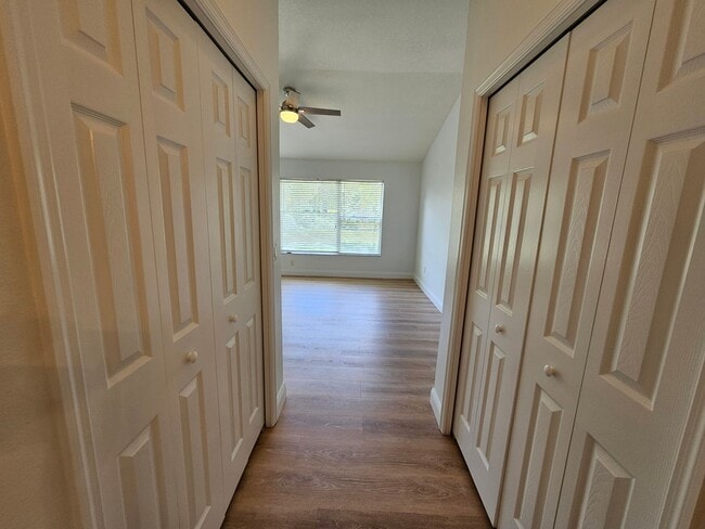 Building Photo - 2 Bedroom, 1.5 bath townhome in gated comm...
