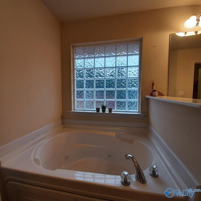 Building Photo - 160 Alderwood Dr