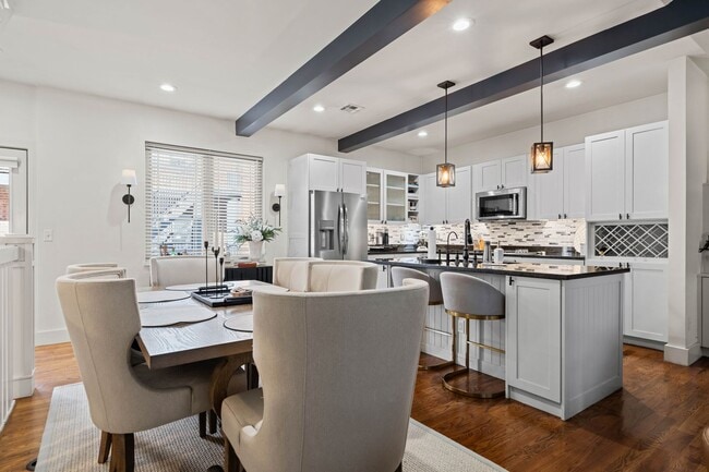 Building Photo - This luxurious townhouse on Cherry St.