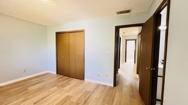 Building Photo - 431 S Village Ct