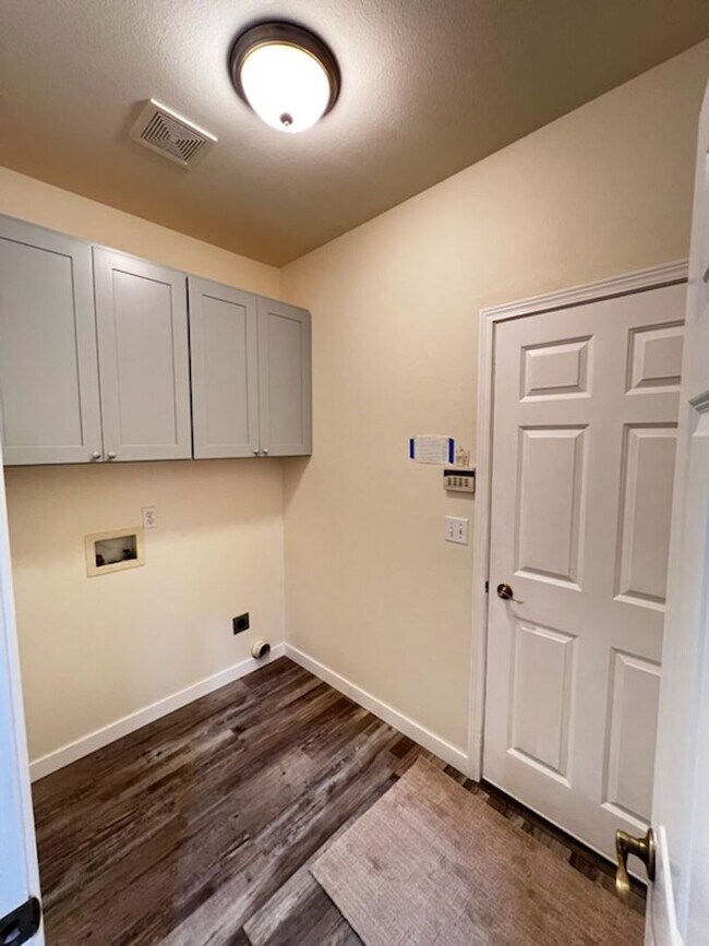 Building Photo - Elegant home in UP with primary bedroom suite on main level