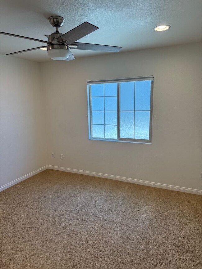 Building Photo - Beautiful Mission Valley Townhome in Escal...