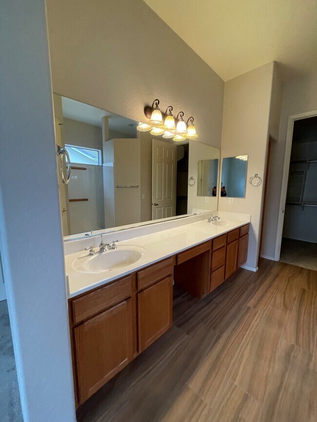 Building Photo - 5649 N Bentley Ct