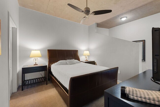 Building Photo - Fully Furnished SoBro Condo At Encore