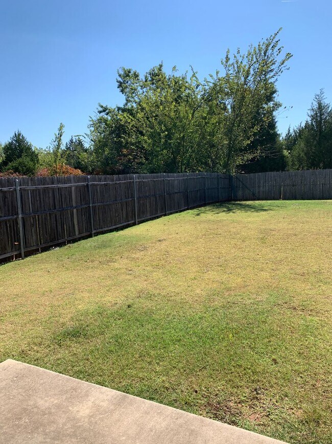 Building Photo - 3 bedroom, 2 bathroom, 2 car garage