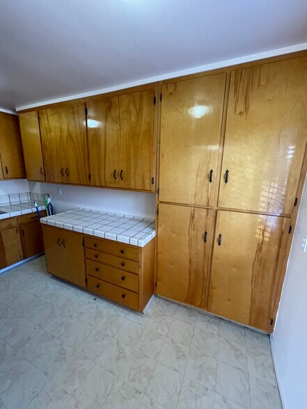 Building Photo - 226 E J St