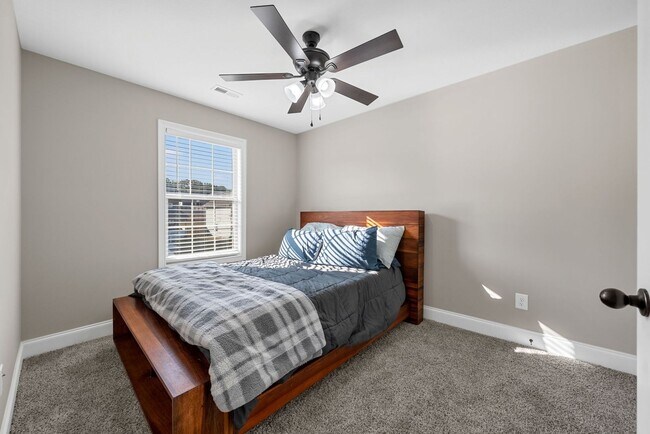 Building Photo - Like New Home Minutes from Fort Campbell!