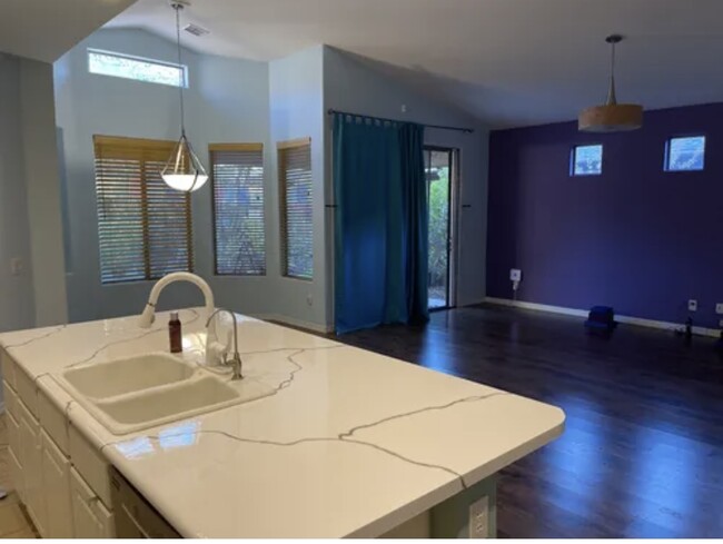 Living/dining area - 1025 N Cloud Cliff Pass