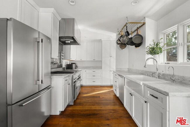 Building Photo - 1531 Marmont Ave
