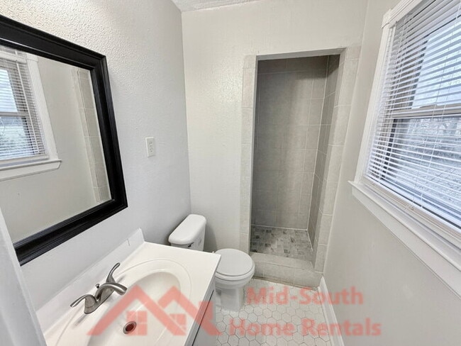 Building Photo - 1266 Hickory Ridge Dr