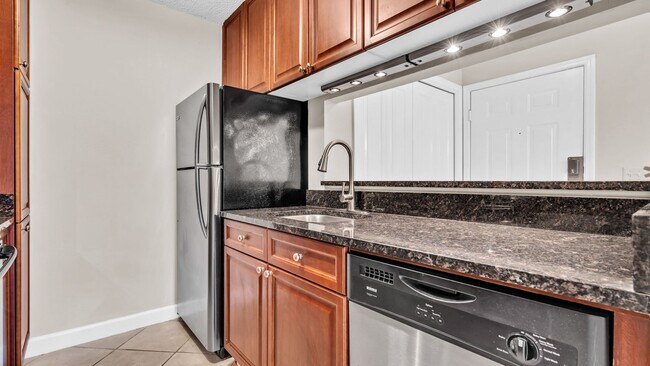 Building Photo - Charming 1BD/1BTH Ground Level Condo in St...