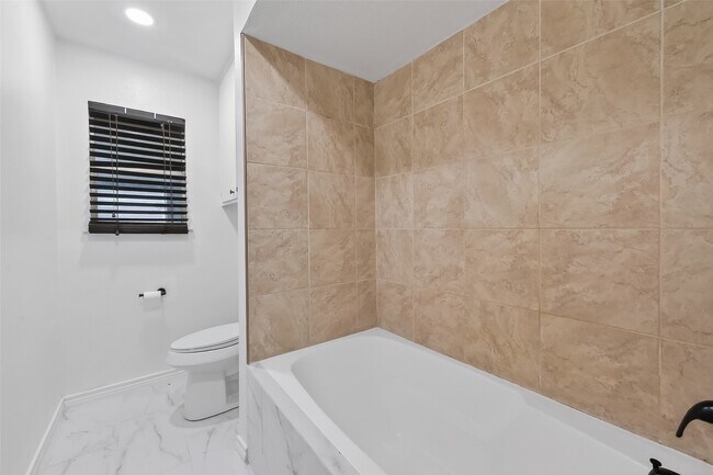 Building Photo - 15353 Arrowhead Bend