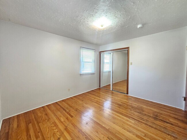 Building Photo - $2,095 - 3 Bed / 2 Bath Charming Rancher H...