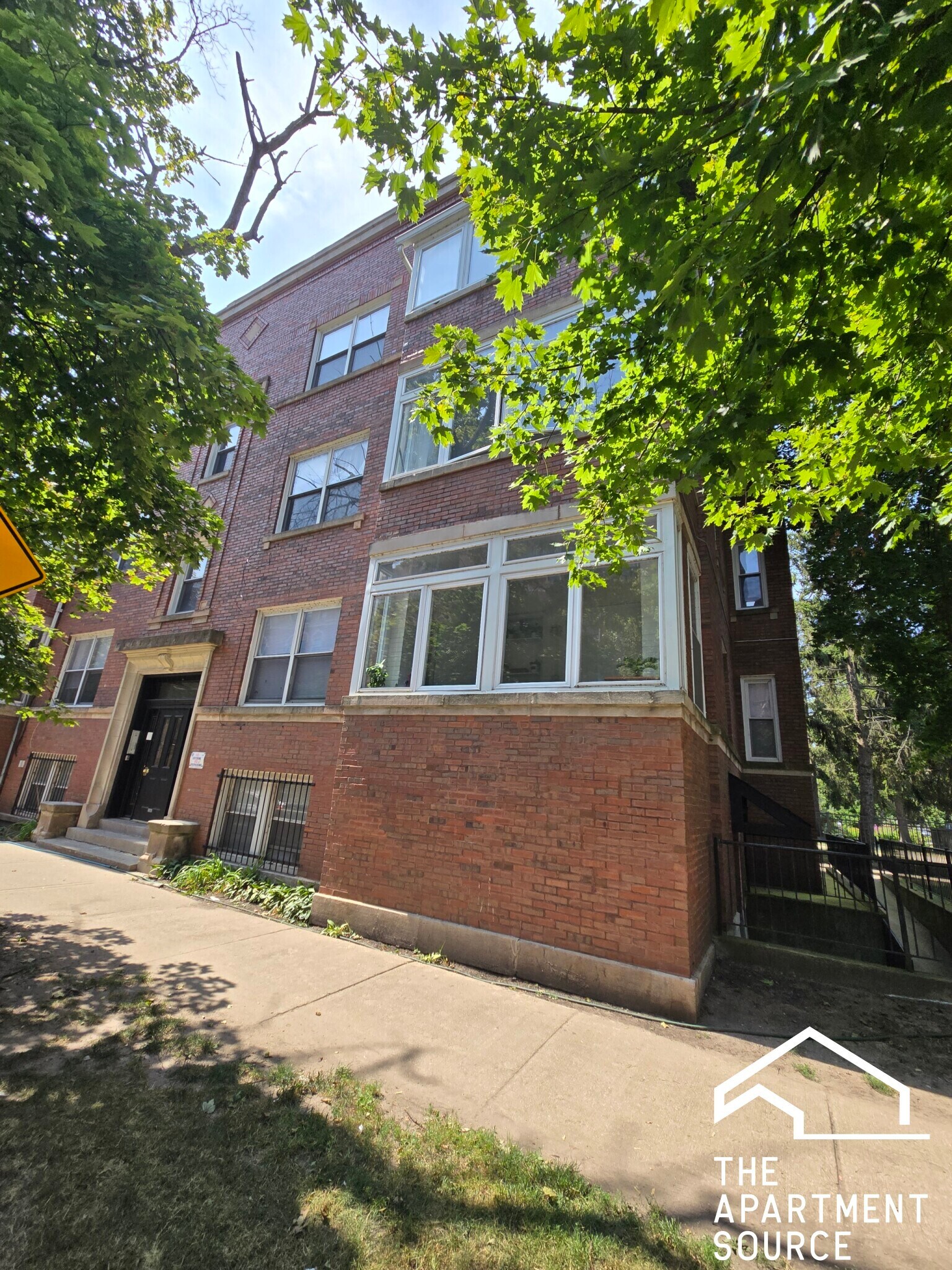 Building Photo - 7460 N Greenview Ave