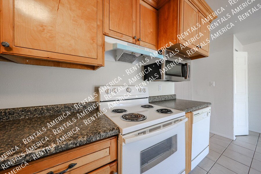 Building Photo - 3550 E Voltaire Dr