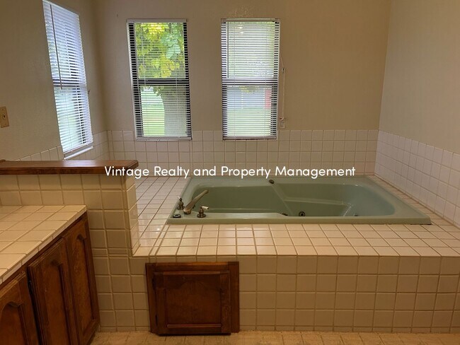 Building Photo - Available Soon!! Extra Big 5 Bedroom Country Home That You Have To See!!!