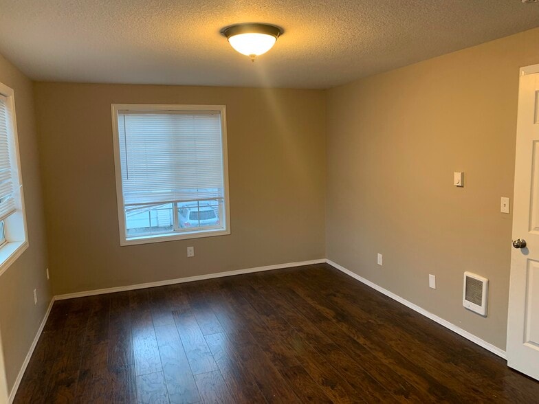 1b1b - 16049 SE Caruthers St