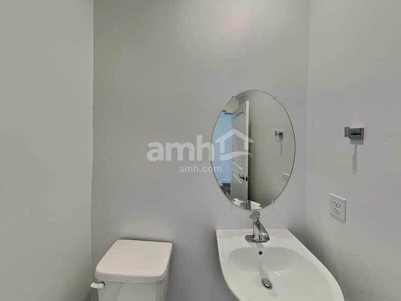 Building Photo - 9525 Harkes Dr