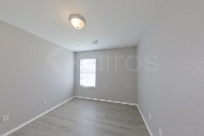 Building Photo - 113 Great Oaks Dr