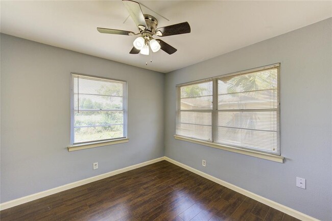 Building Photo - 2502 Roy Cir